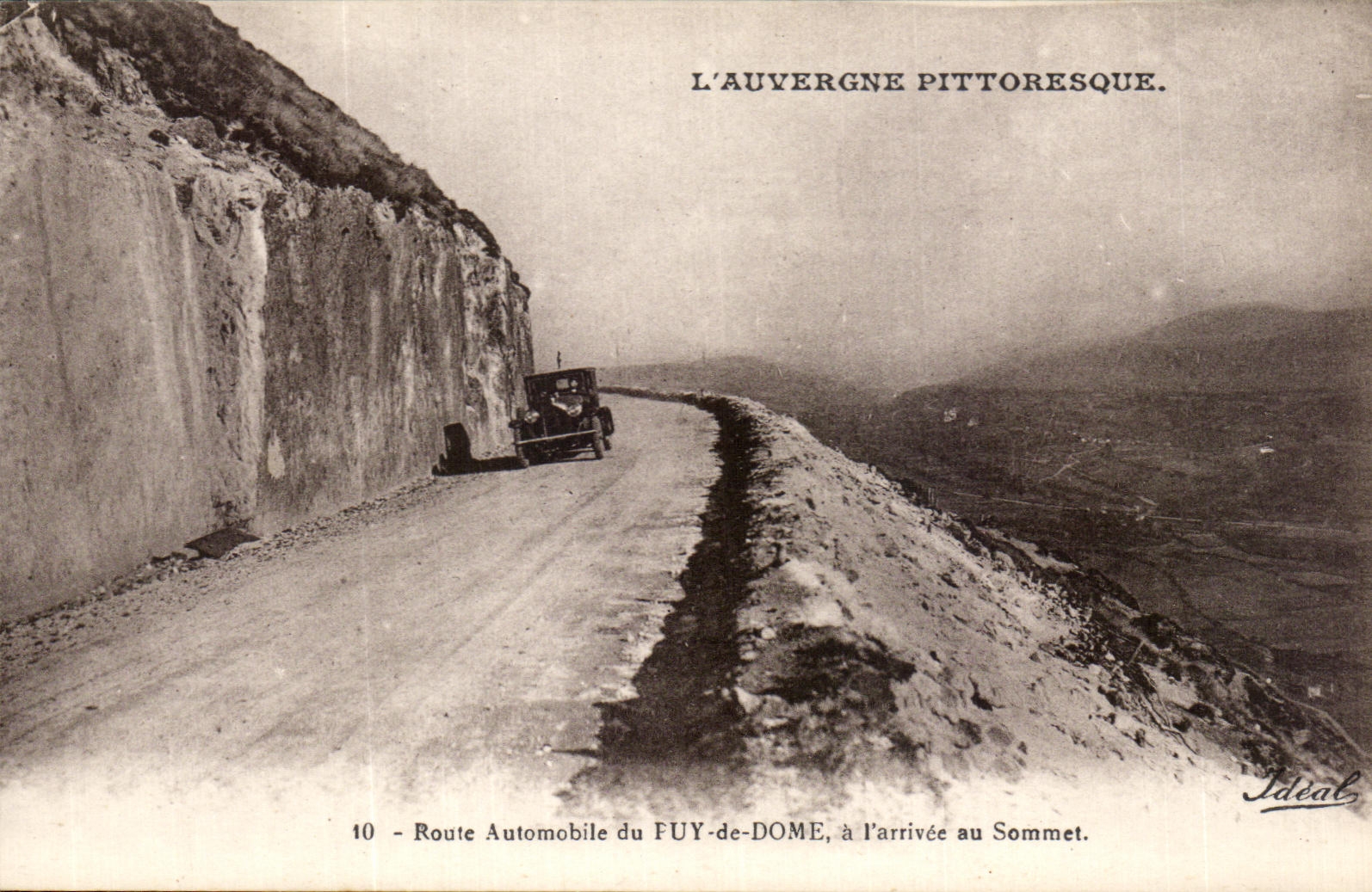 Route Automobile du FUY-de-DOME, à l'arrivée au Sommet — L'Auvergne pittoresque — Éditeur Ideal, n°10