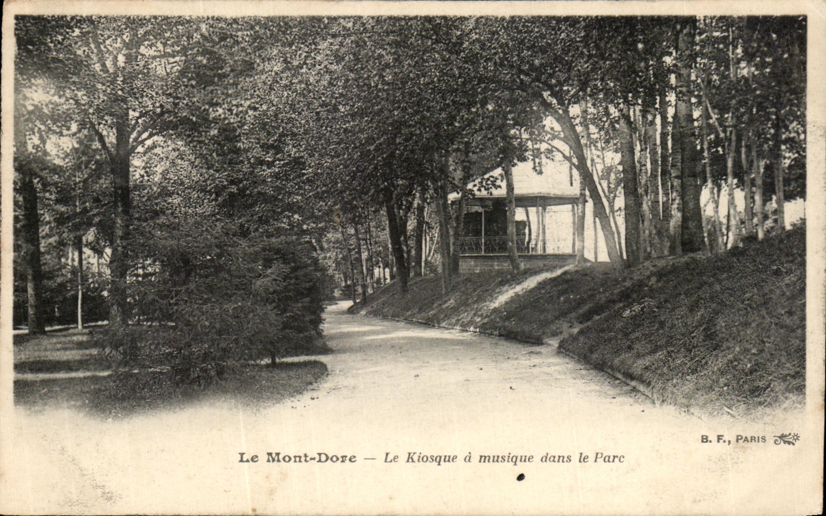 CPA Le Mont Dore Le Kiosque a Musique dans Le Parc