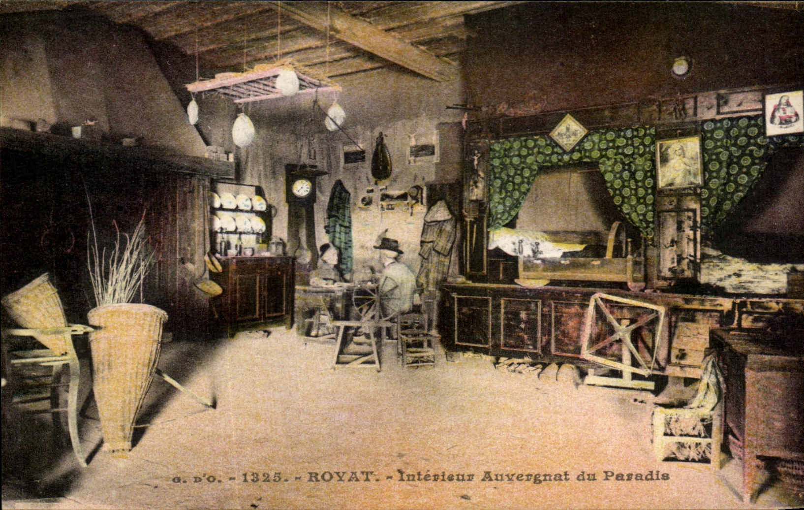 CPA Royat Interieur Auvergnat du Paradis Folklore costume