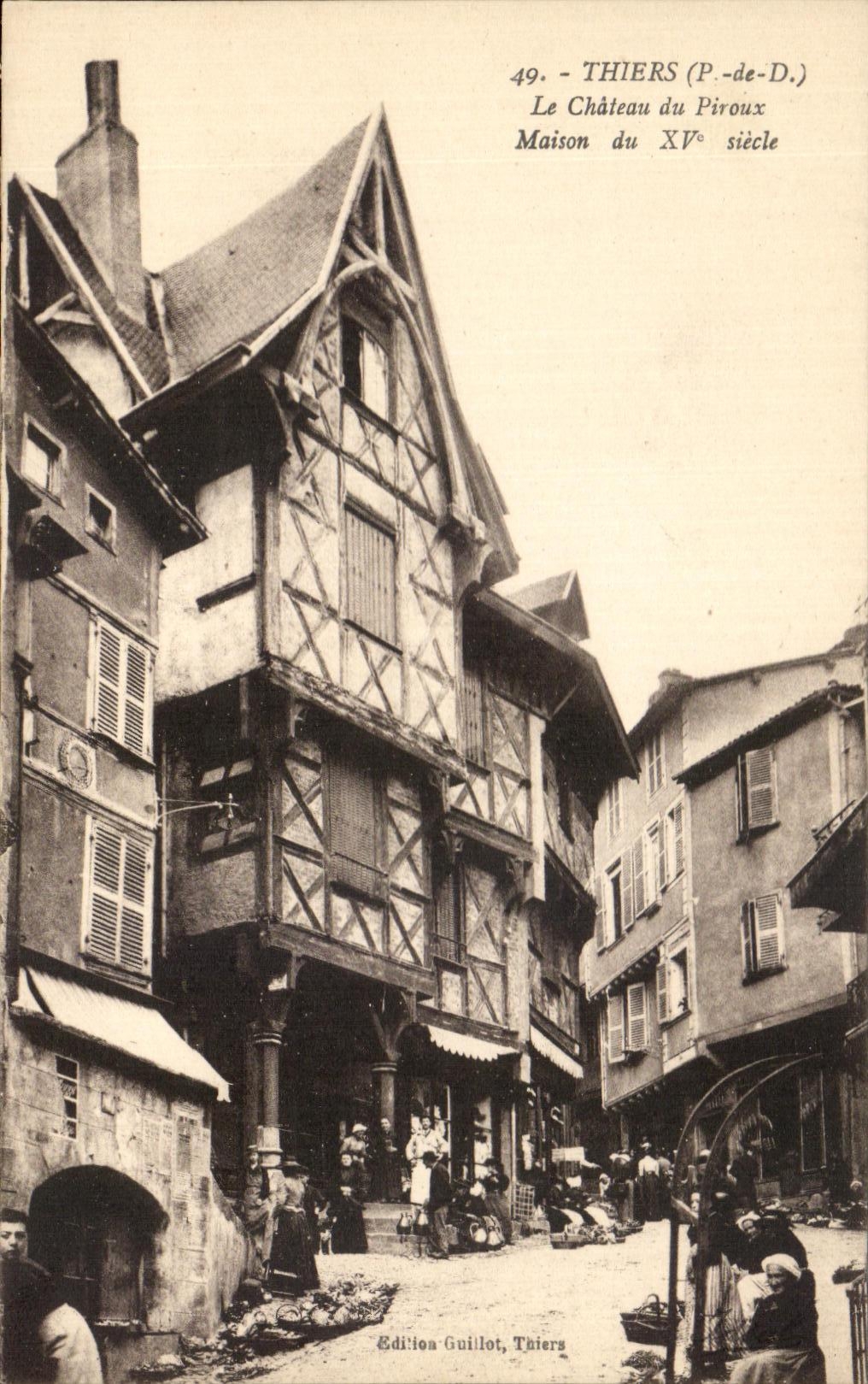CPA Thiers Le Chateau du Piroux Maison du 15eme