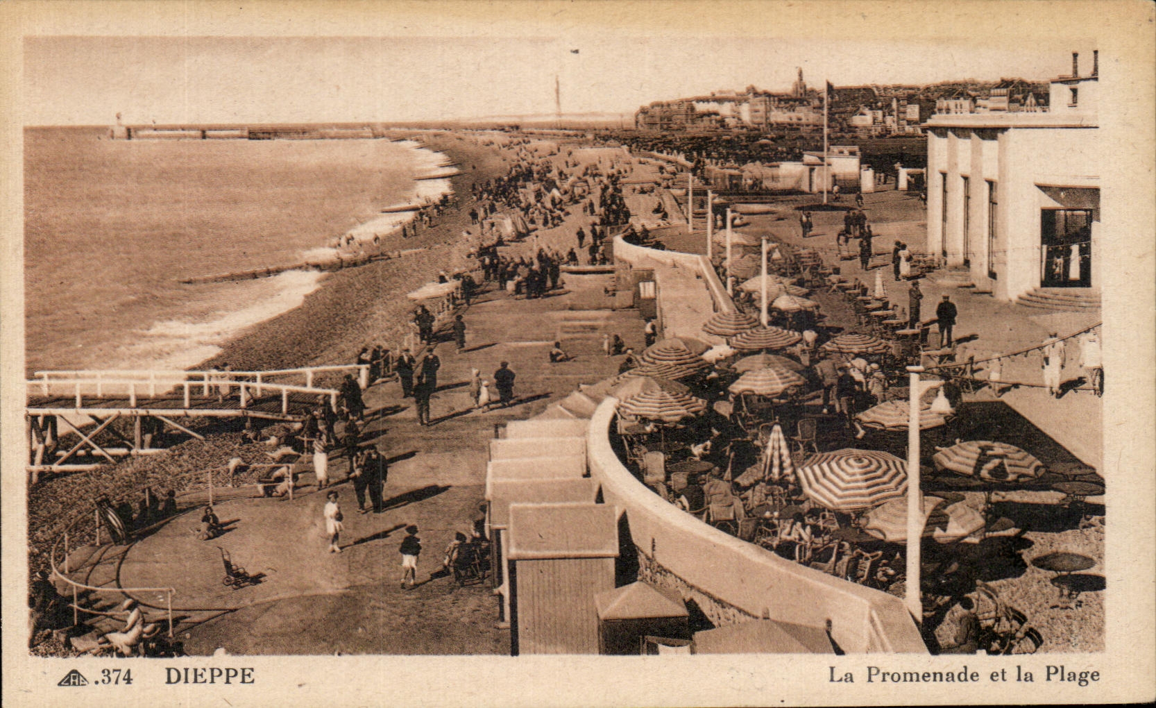 CPA Dieppe La Promenade et la Plage