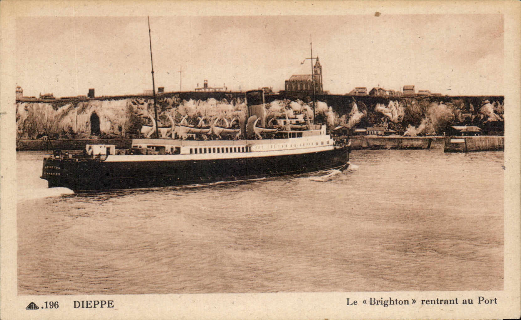 CPA Dieppe Le Brighton rentrant au Port Bateau