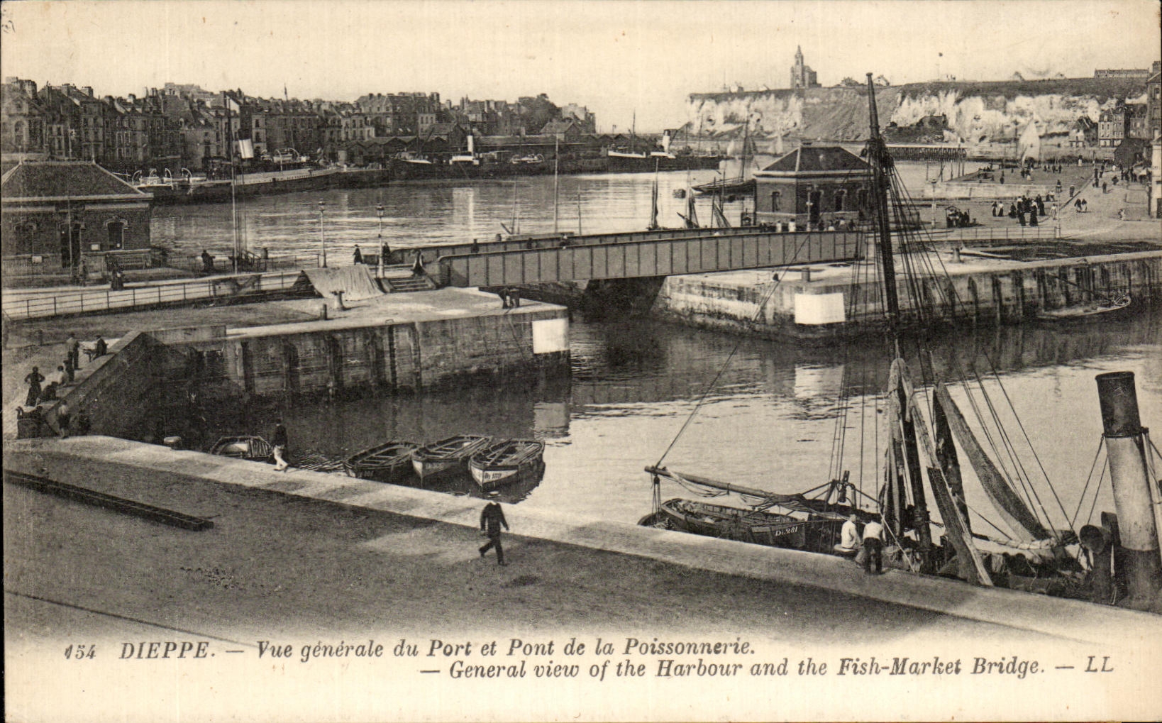 CPA Dieppe Vue generale du Port et Pont de la Poissonnerie Bateau