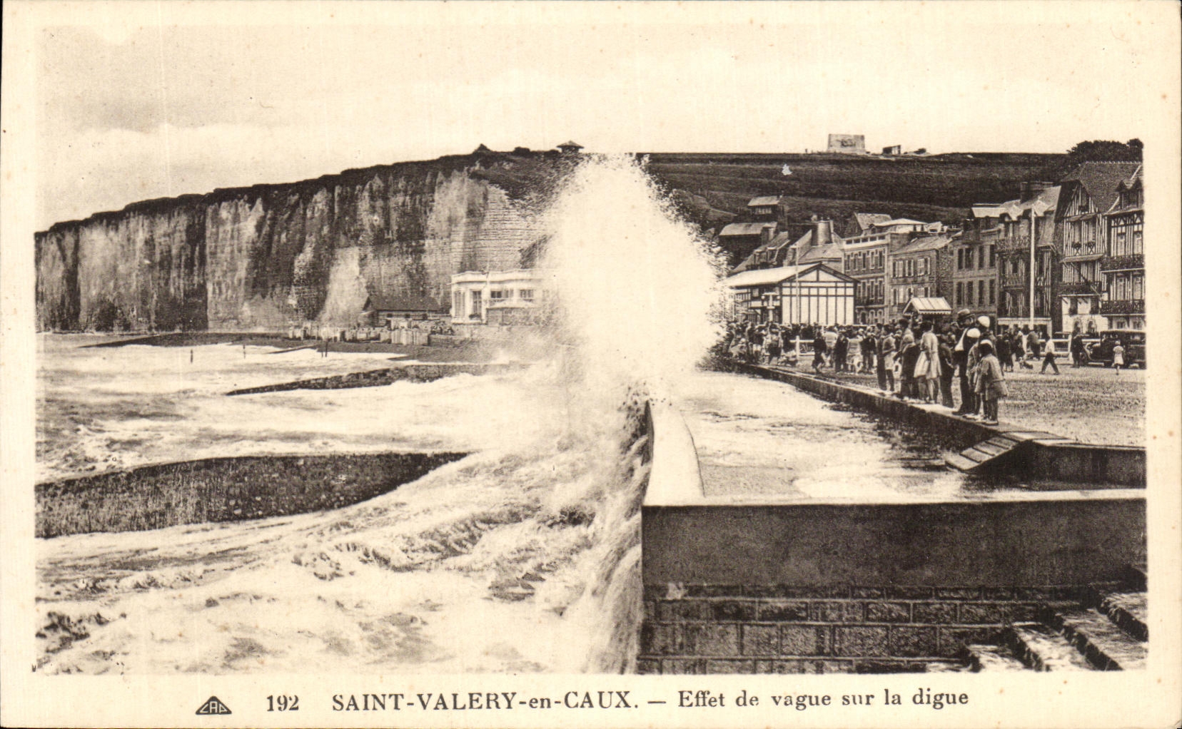 CPA Saint Valery en Caux Effet de Vague Sur la digue