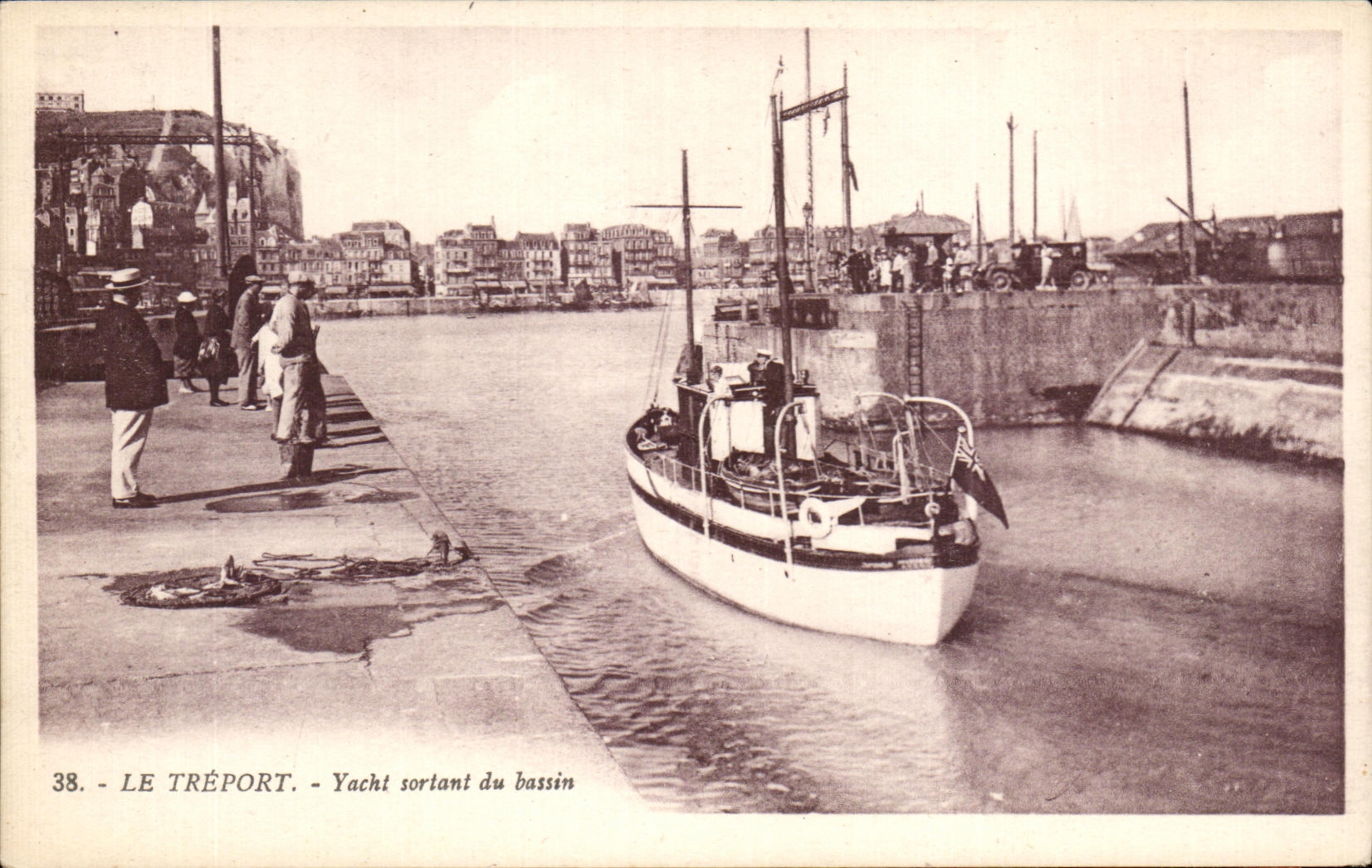 CPA Treport Yacht sortant du bassin Bateau
