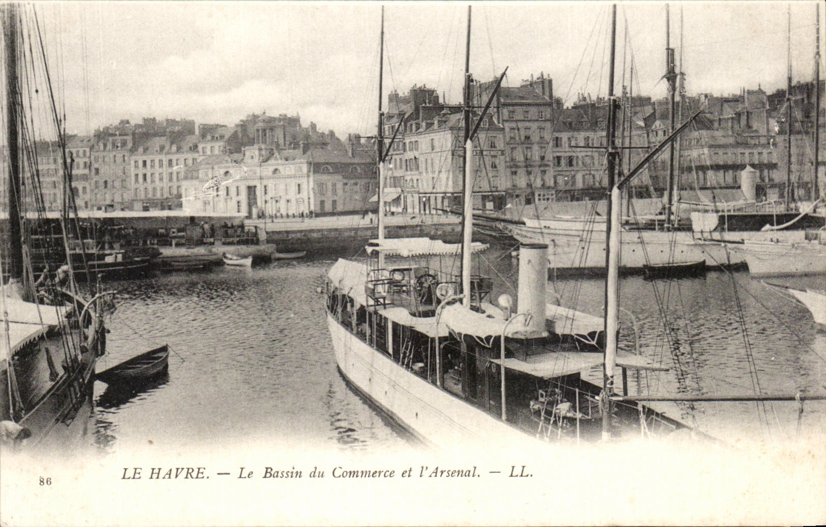 CPA Le Havre Le Bassin du Commerce et I Arsenal Bateau