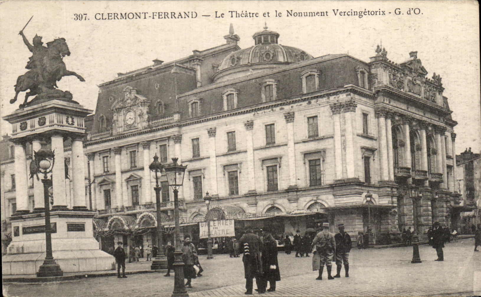 CPA Clermont Ferrand Le Theatre et le Monument Vercingetorix