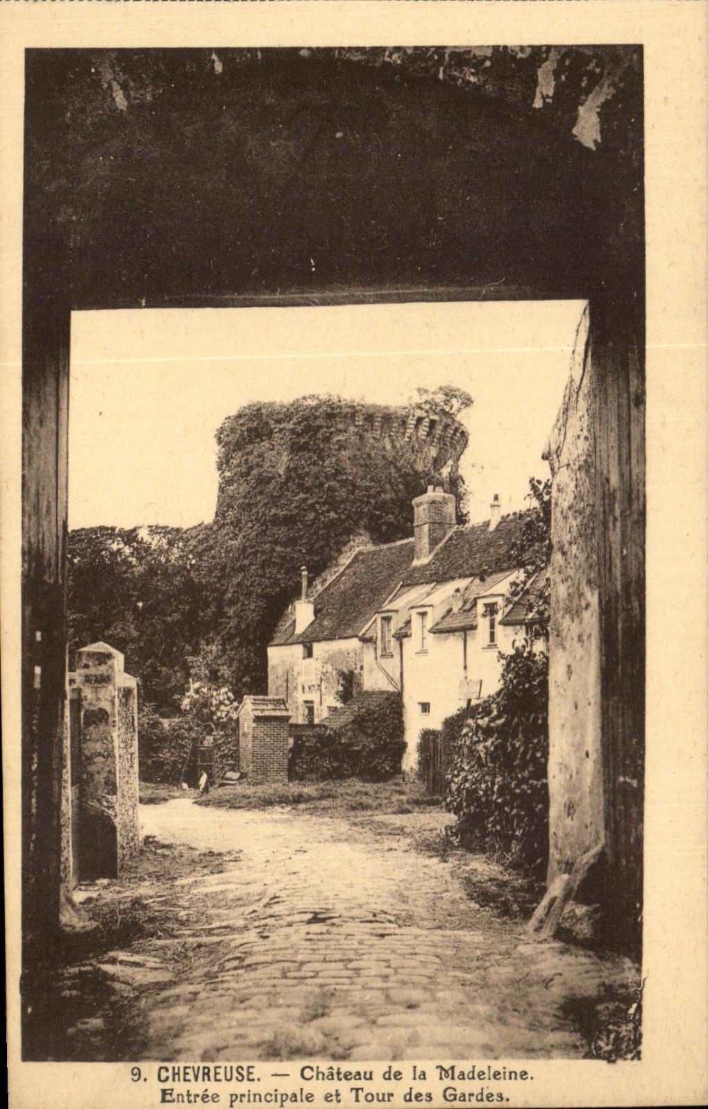 Chevreuse — Château de la Madeleine. Entrée principale et Tour des Gardes.