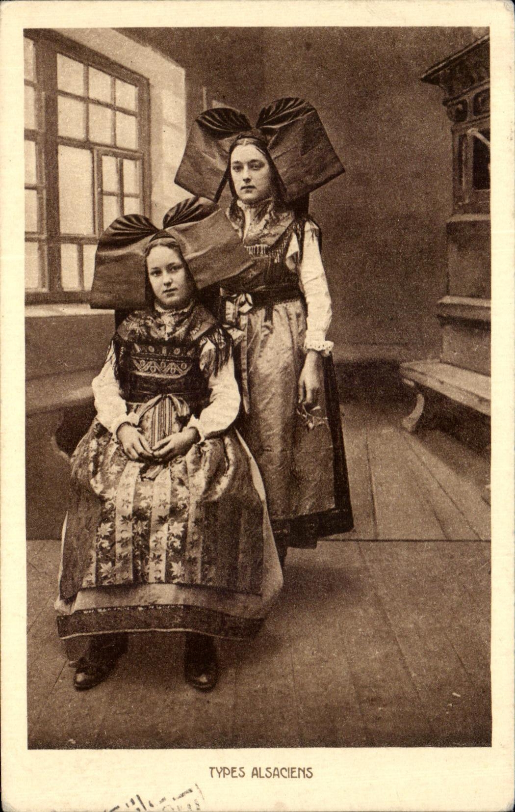 CPA Types Alsaciens Folklore Costumes