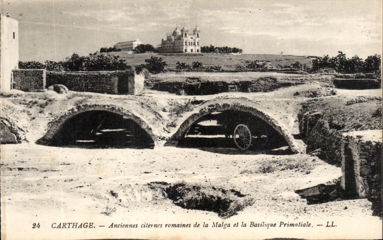 CPA Tunisie Carthage Anciennes citernes romaines de la Malga et la Primatiale