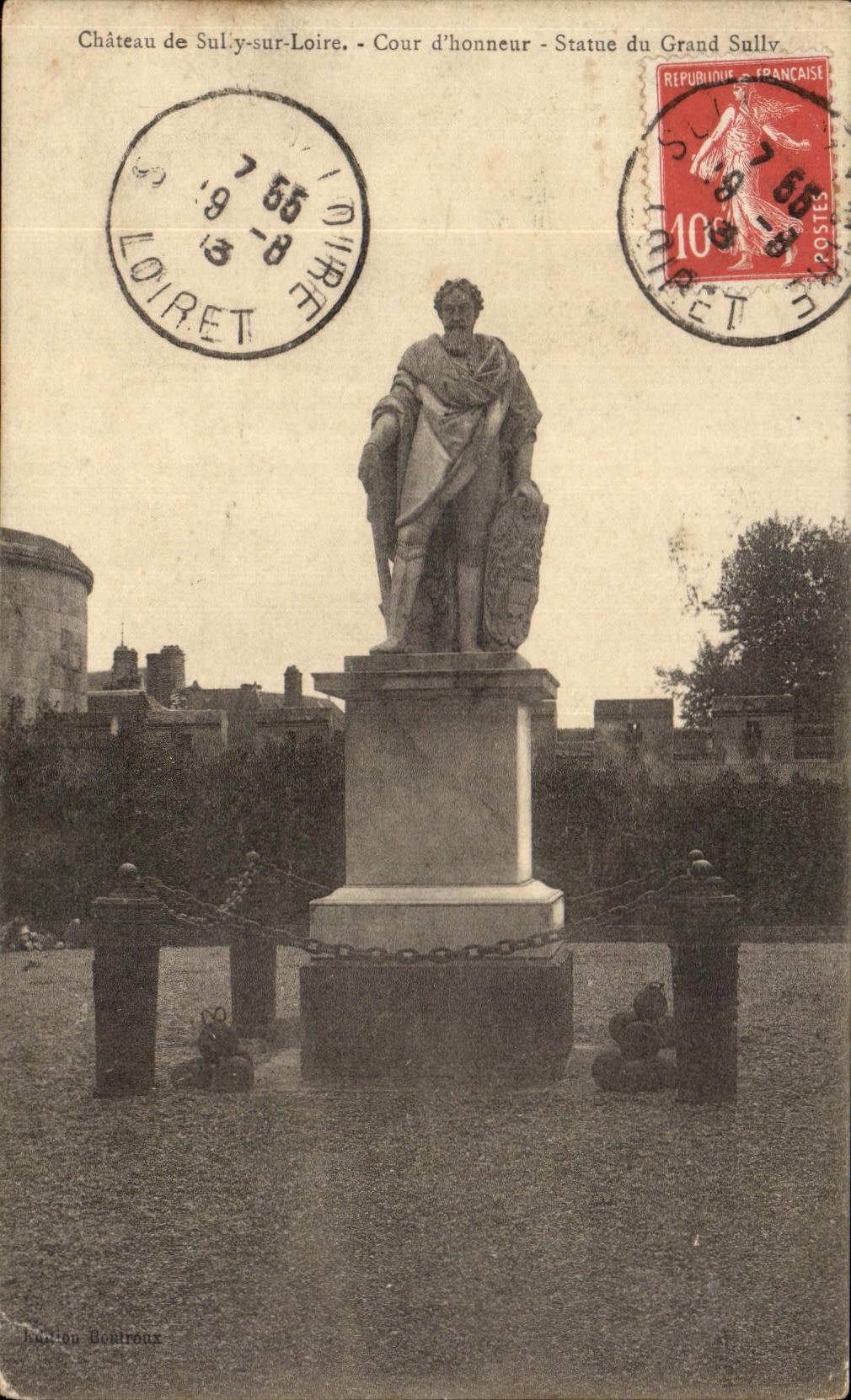 CPA Chateau de Sully Sur Loire Cour d honneur Statue du Grand Sully