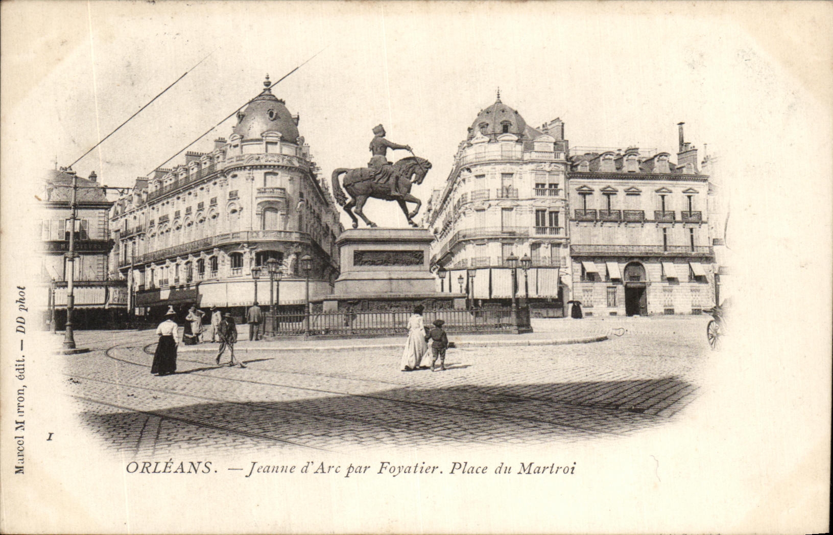 CPA Orleans Jeanne d Arc par Foyatier Place du Martroi