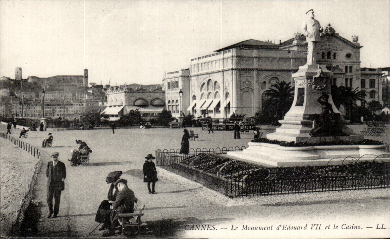 CPA Cannes Le monument d Edouard VII et le Casino