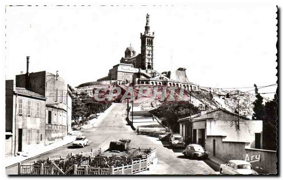CPA Marseille Montee a Notre dame de la Garde et le Char Jeanne darz