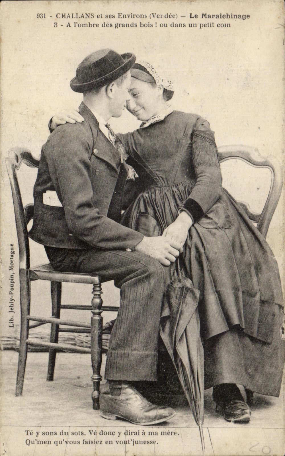 CPA Challans et ses Environs Le Maraichinage a l ombre des grands bois Folklore Costume Femme 