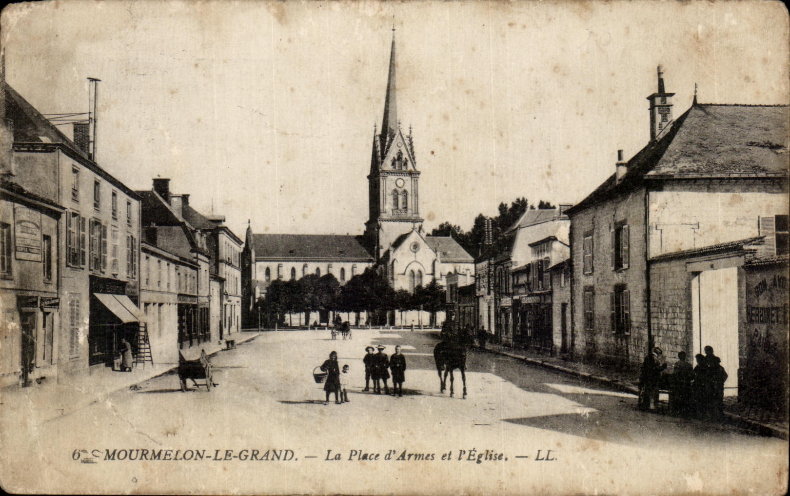 Mourmelon-le-Grand — La Place d'Armes et l'Église — LL.