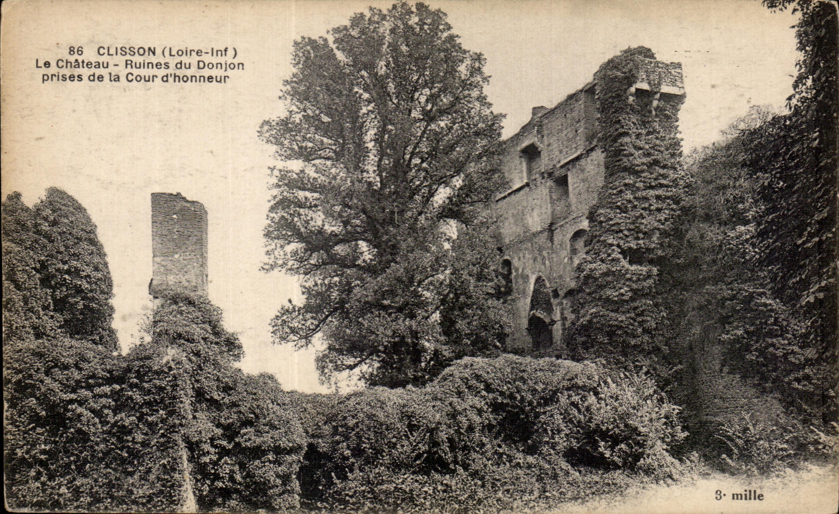 CPA Clisson Le Chateau Ruines du Donjon Prises de la Cour d Honneur