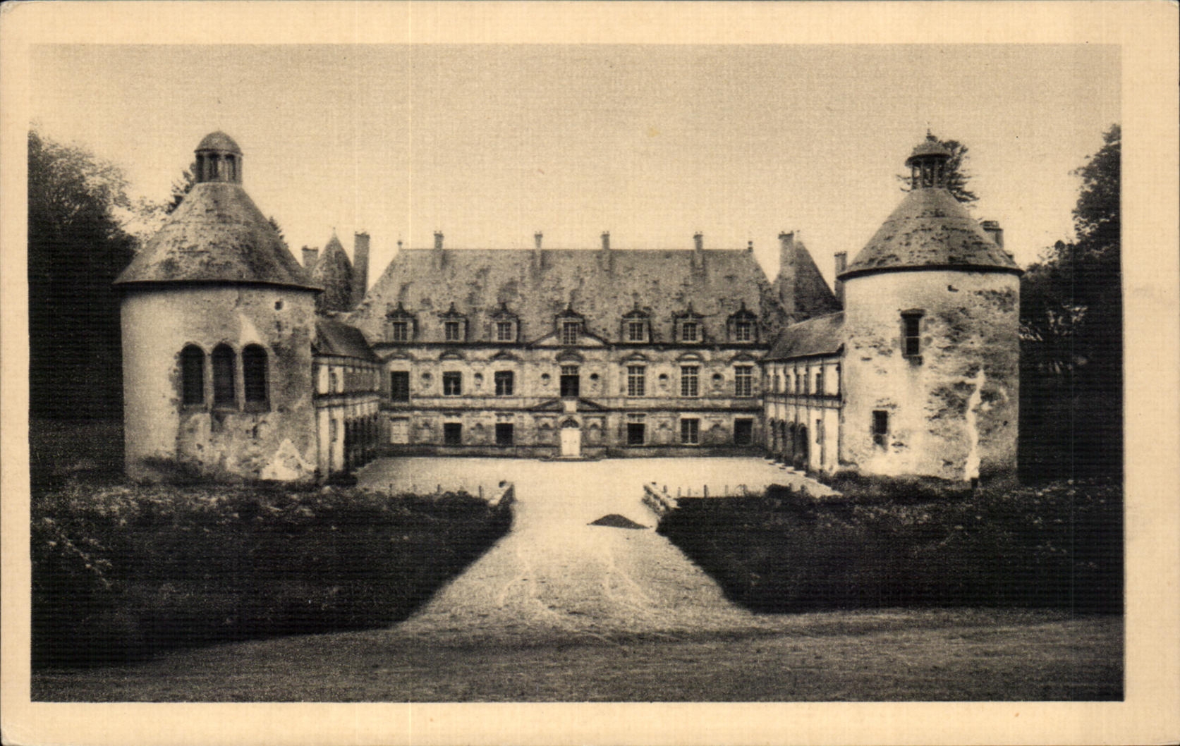Château de Bussy-Rabutin — Cour d'honneur — Serv. Commercial Monuments Historiques, Paris