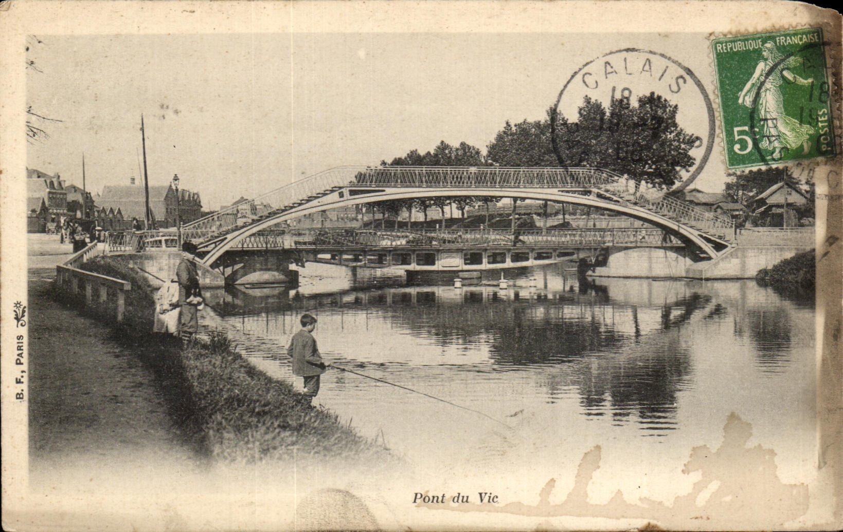 CPA Pont du Vic Enfants a la peche 