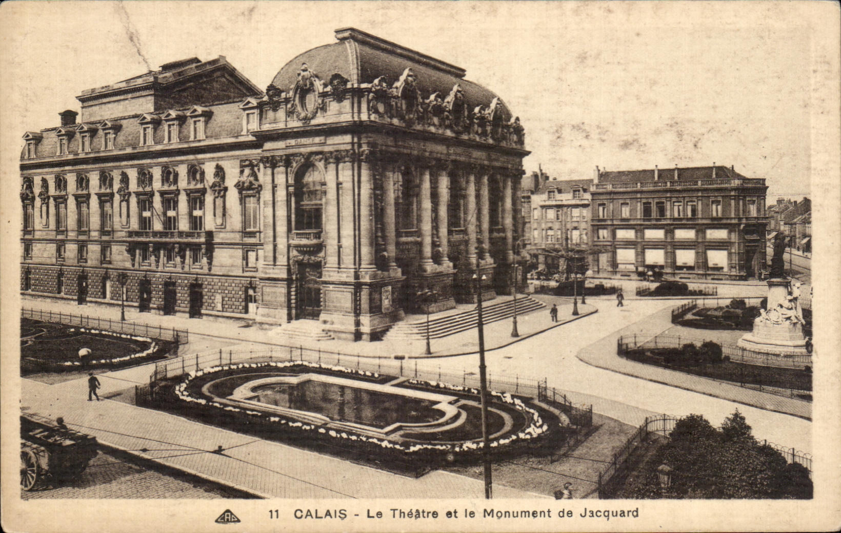 CPA Calais Le Theatre et le Monument de Jacquard