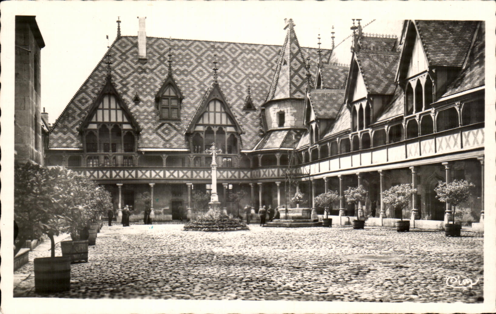 Beaune (C.-d'Or) - Hôtel-Dieu - La Cour d'Honneur — Photographe Macom