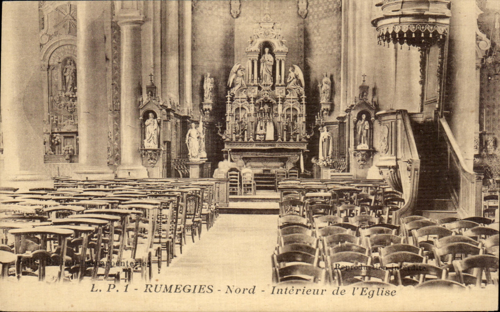 CPA Rumegies Nord Interieur de I Eglise