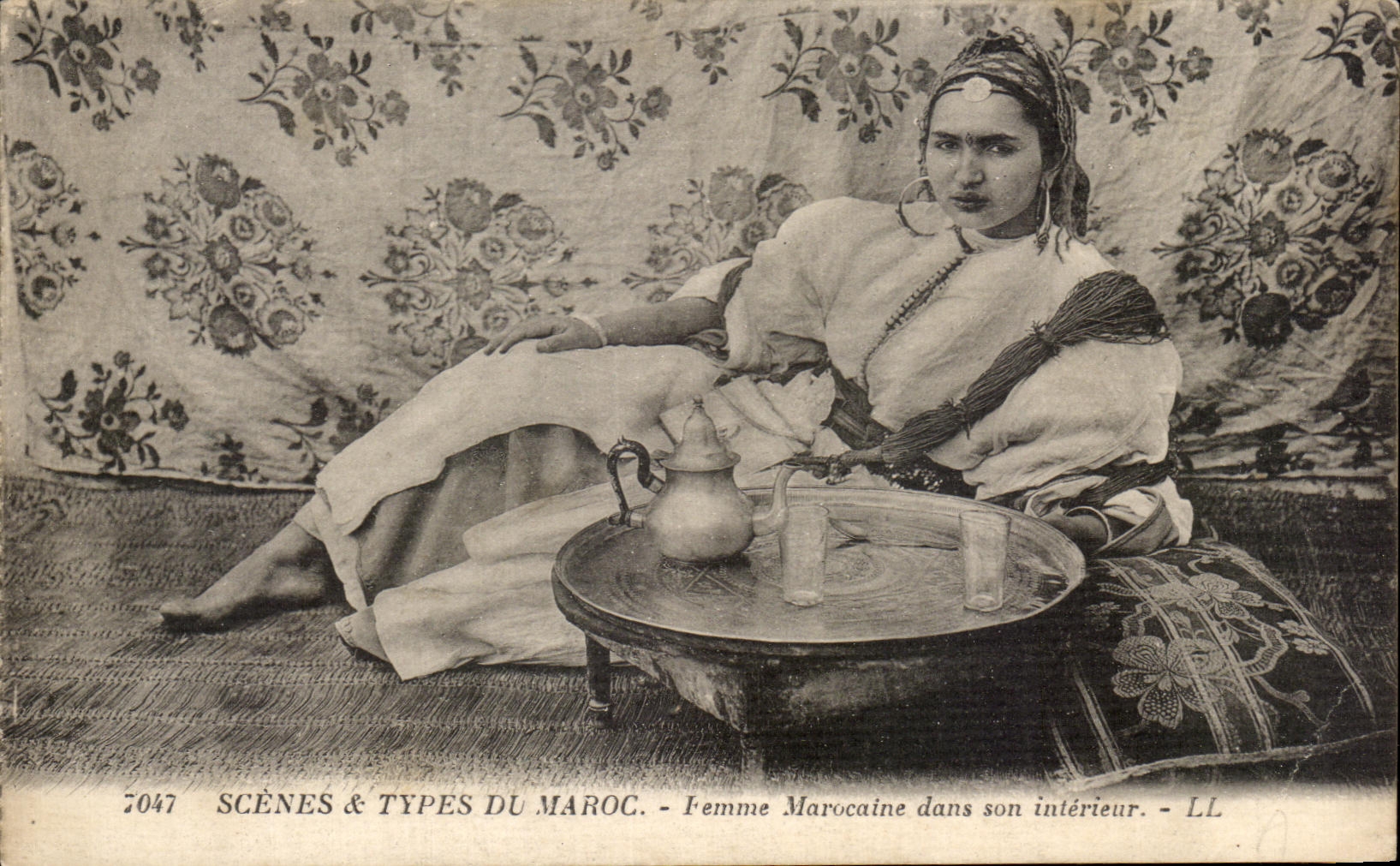 Femme Marocaine dans son intérieur — SCÈNES & TYPES DU MAROC — LL — n° 7047