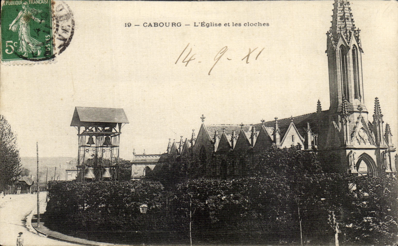 CPA Cabourg L Eglise et les cloches