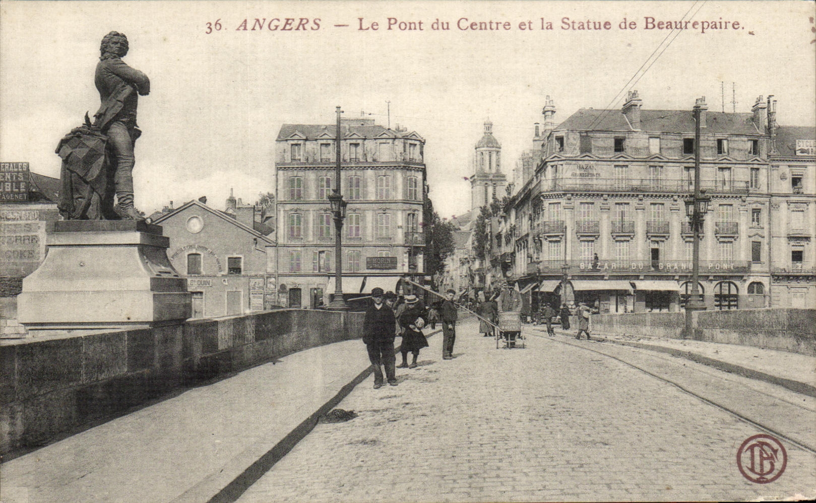 CPA Angers Le Pont du Centre et la statue de Beaurepaire