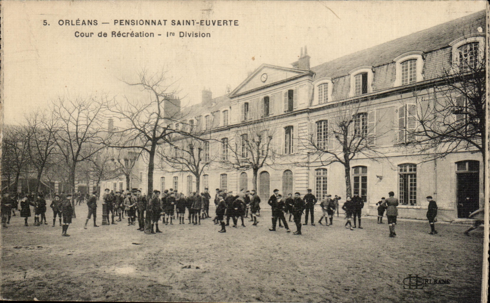 CPA Orleans Pensionnat Saint Euverte Cour de Recreation 1er Division Enfants