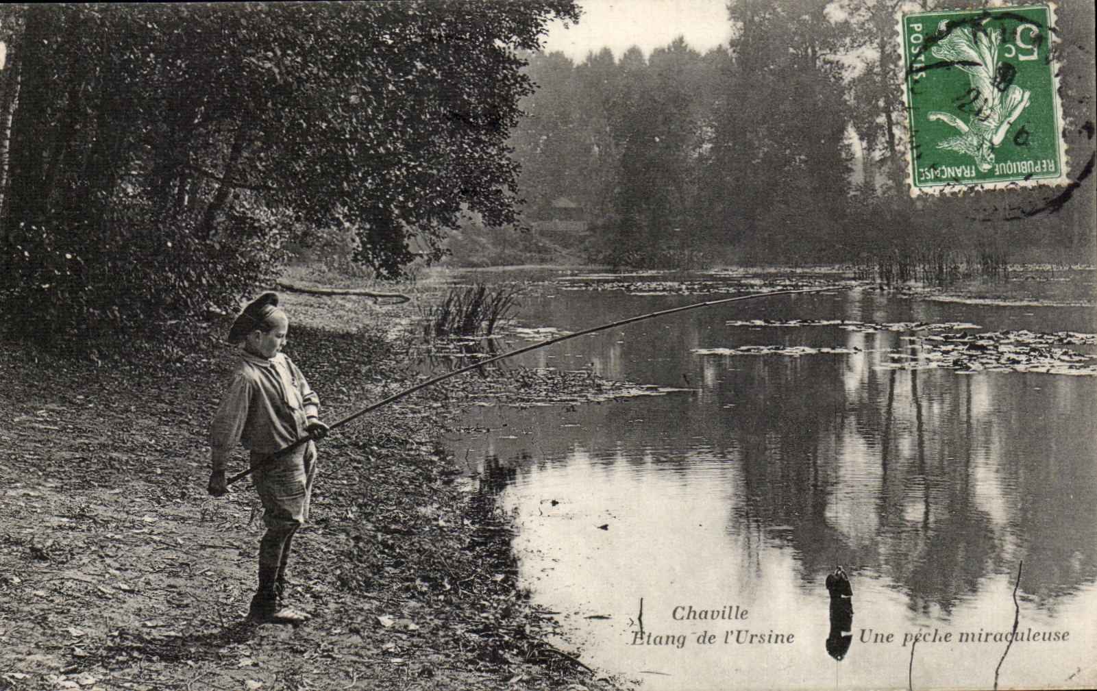 CPA Chaville Etang de l Ursine Une Peche miraculeuse Chaussure Enfant