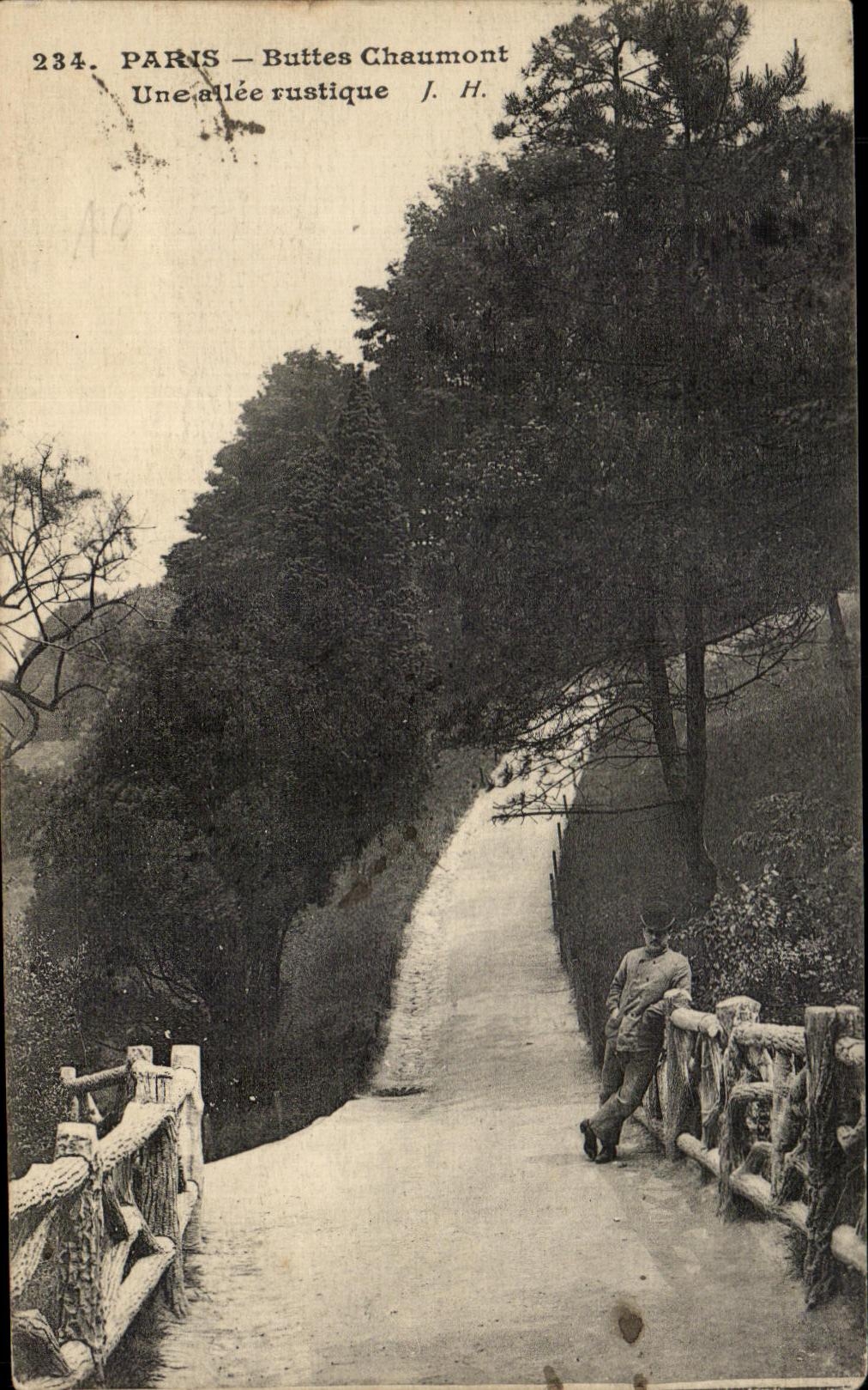 CPA Paris Buttes Chaumont Une allee rustique