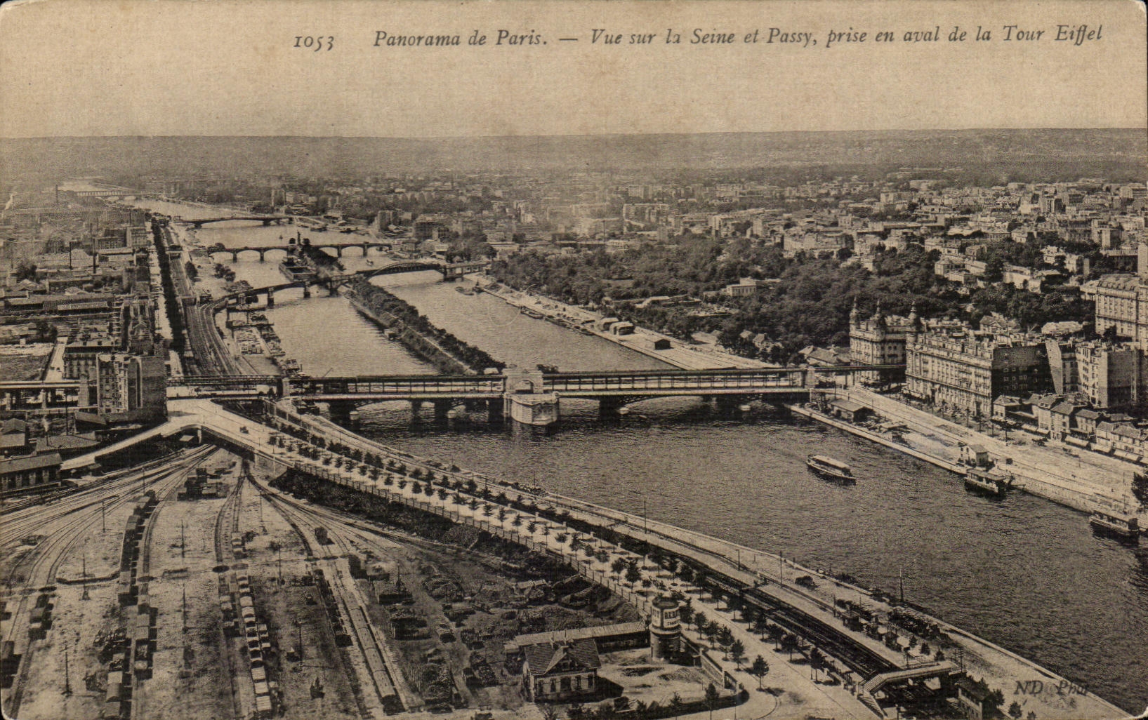 CPA Panorama de Paris Vue sur la Seine et Passy prise en aval de la Tour Eiffet
