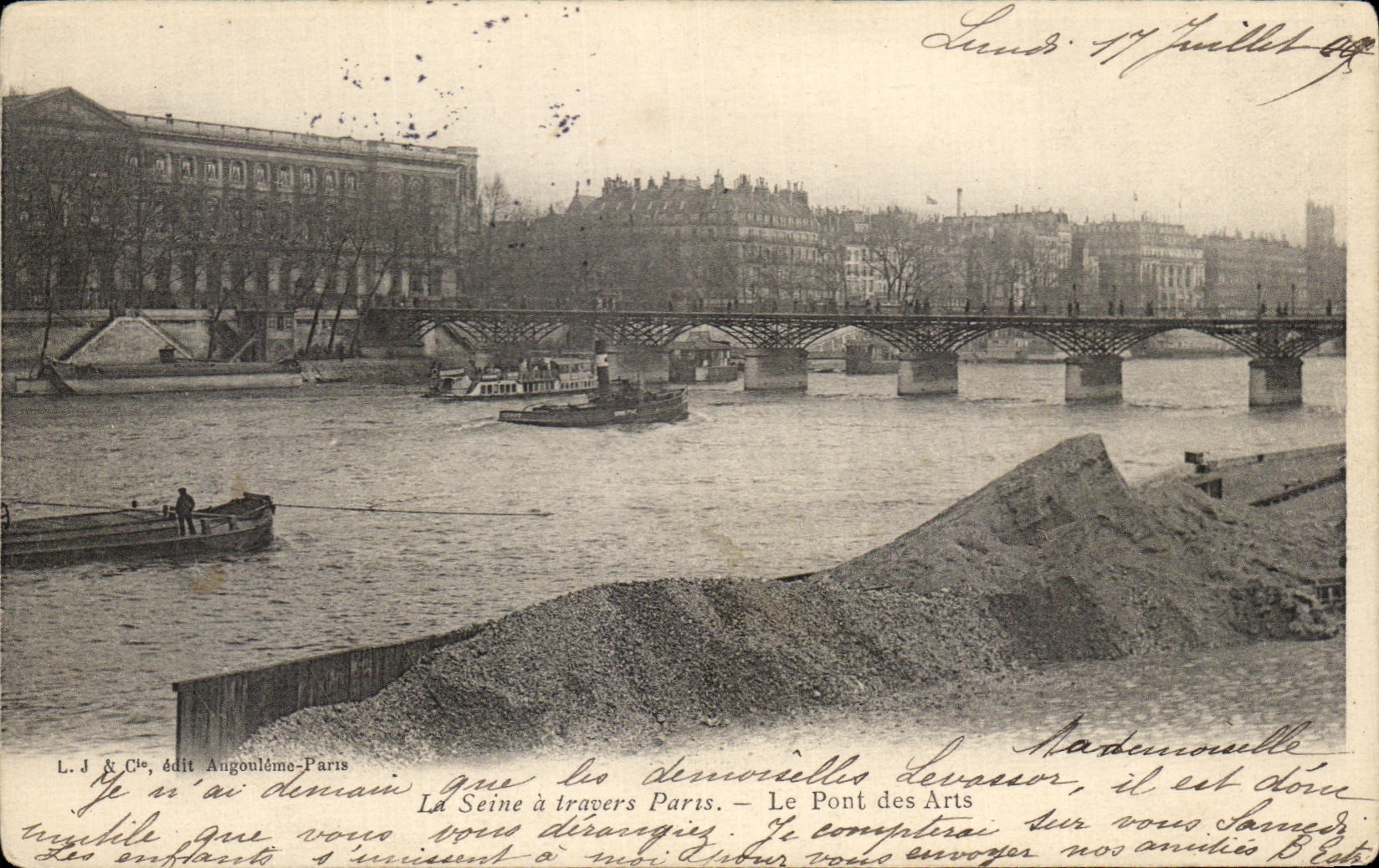 CPA La Seine a travers Paris Le Pont des Arts Louvre Bateau