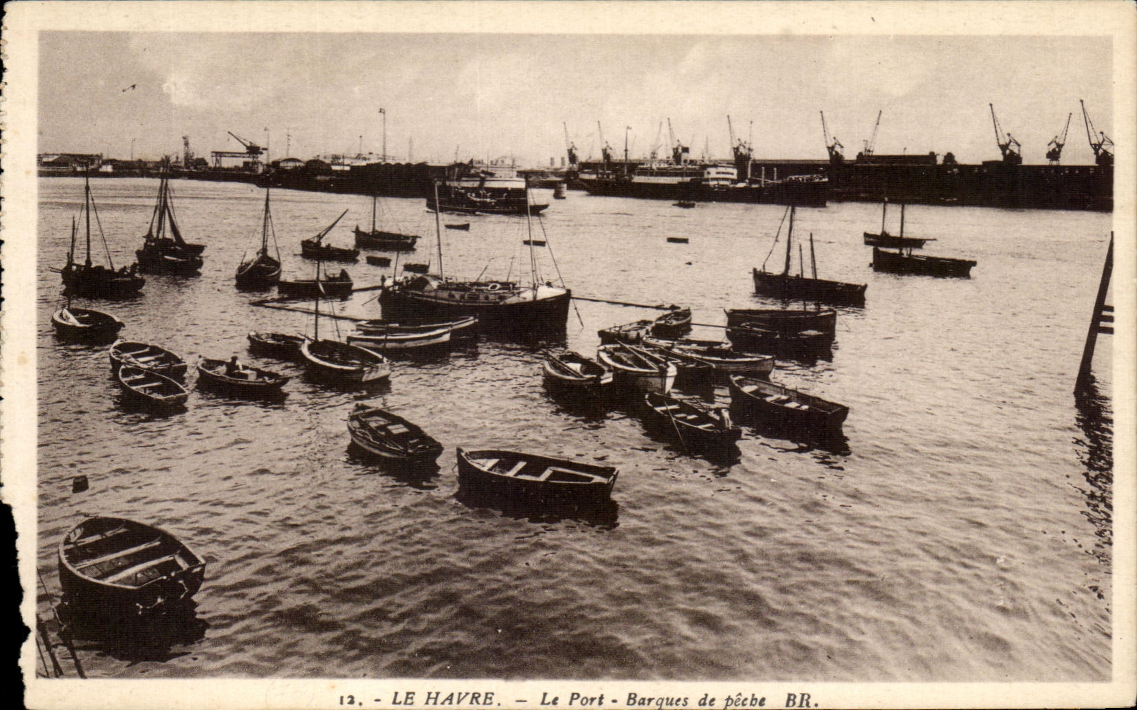 CPA Le Havre Le Port Barques de peche Bateaux