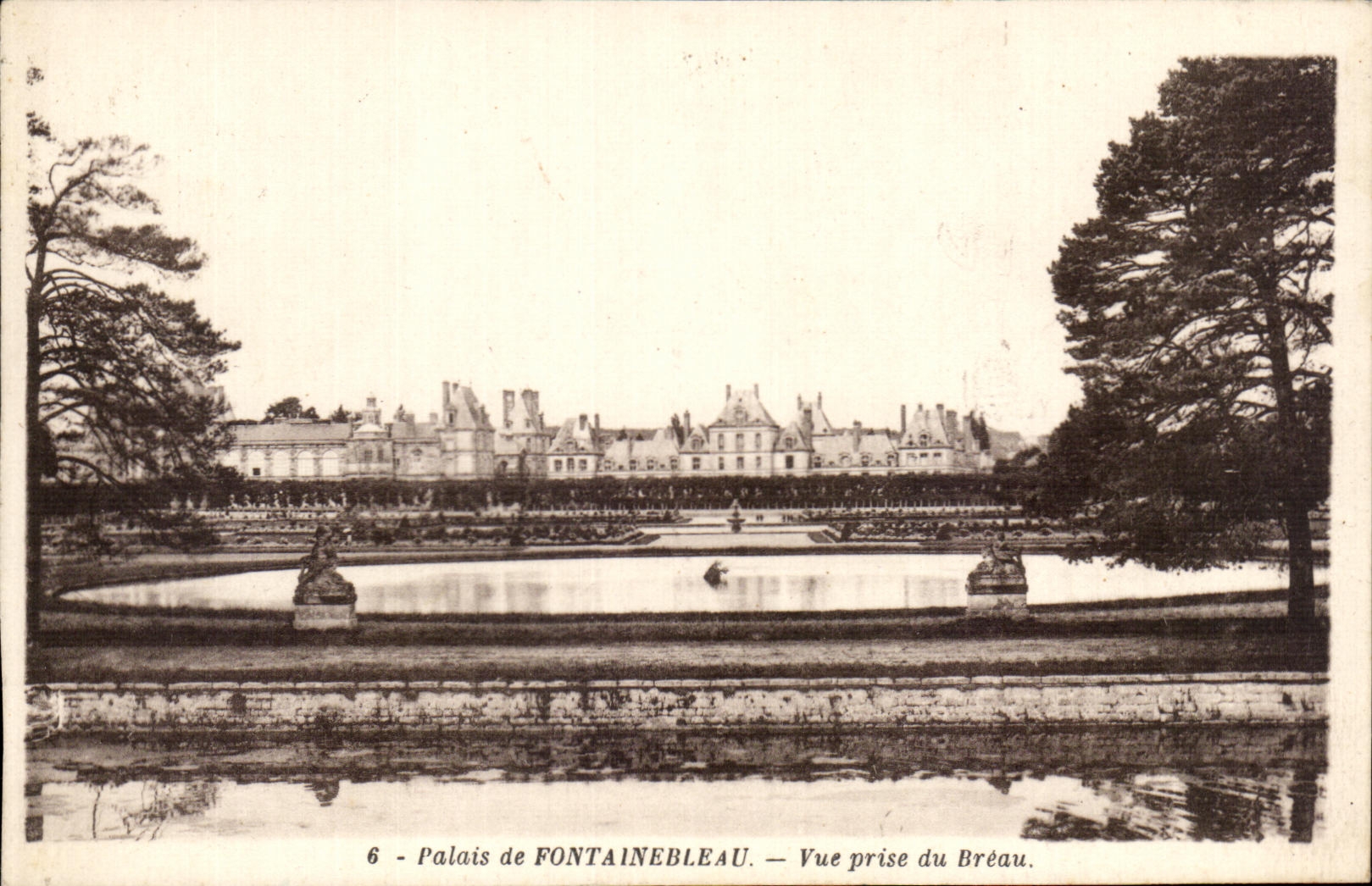 Palacio de FONTAINEBLEAU — Vista tomada del Breau — Editor F. David, 22 rue David, Versalles