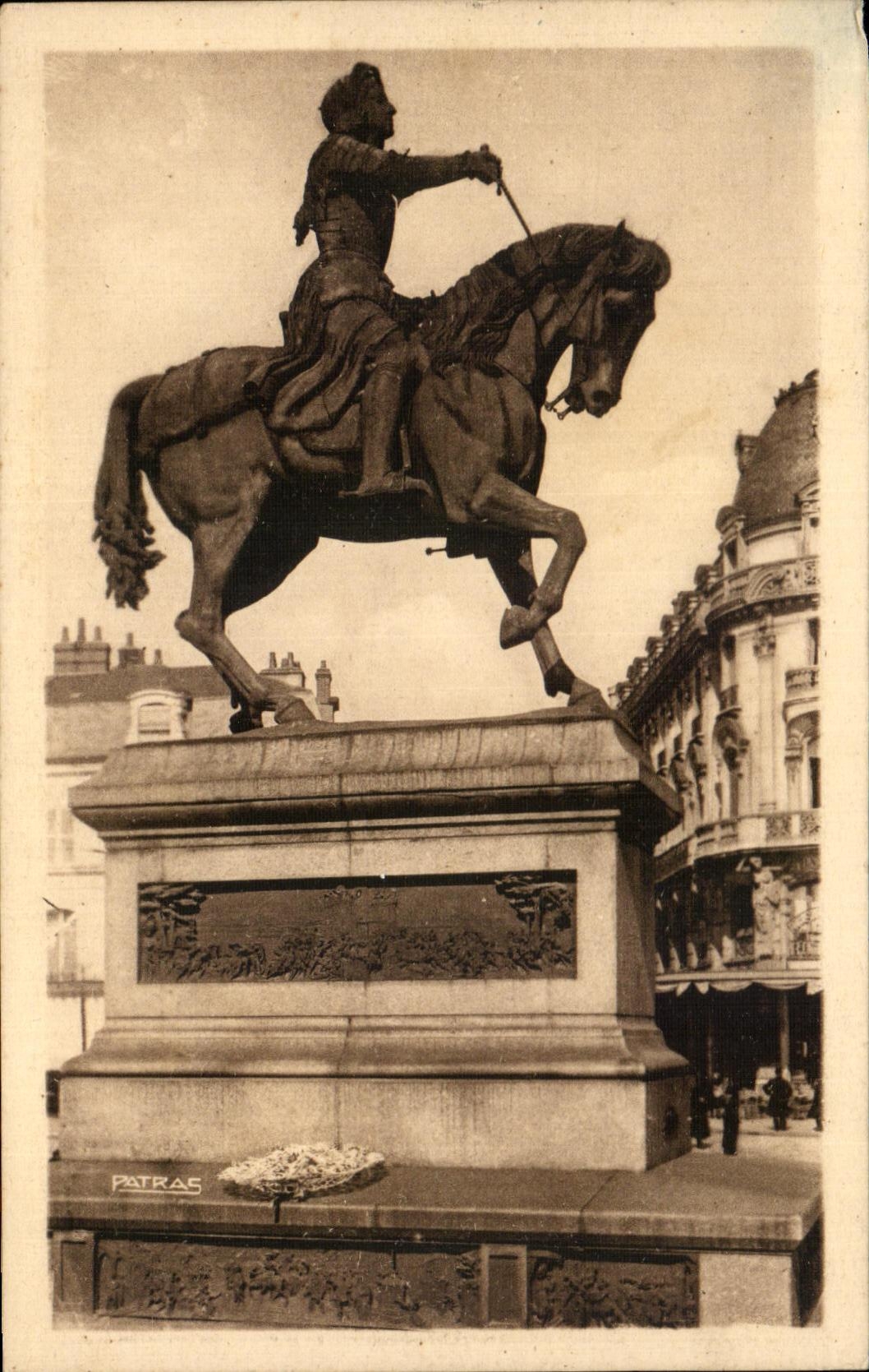 CPA Orleans Statue de Jeanne d Arc par Royatier