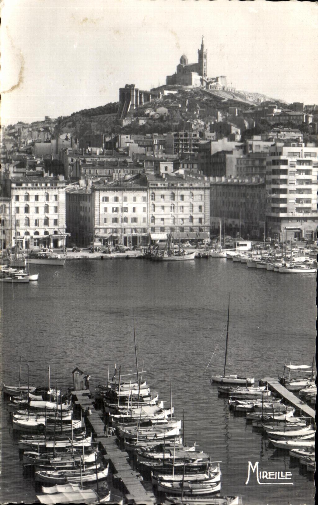 CPSM Marseille Un Coin du Vieux Port et Notre Dame de la Garde