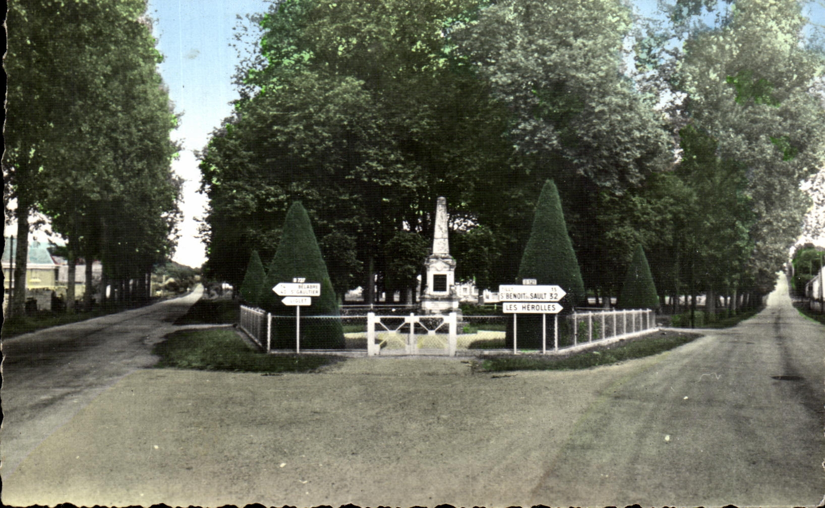 CPA La Trimoulle Vienne Le Champ de Roire er le Monument aux Morts