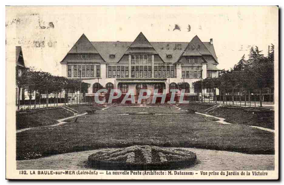 CPA La Baule sur Mer La neuvelle Poste Architecte M Dalessen Vue prise du Jardin de la Victoire