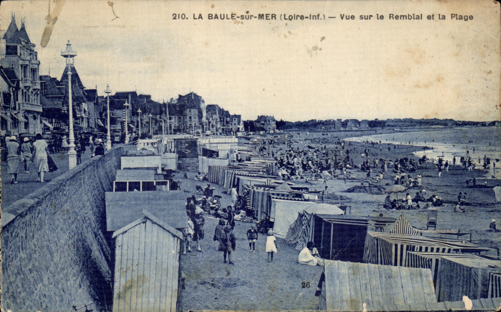 CPA La Baule sur Mer Vue sur le Remblai et la Plage