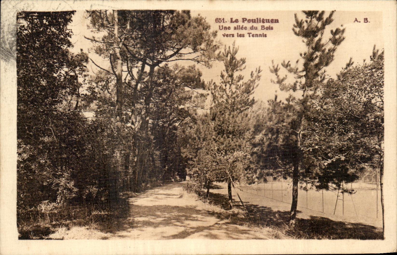 CPA Le Pouliguen Une allee du Bois Vers les Tennis