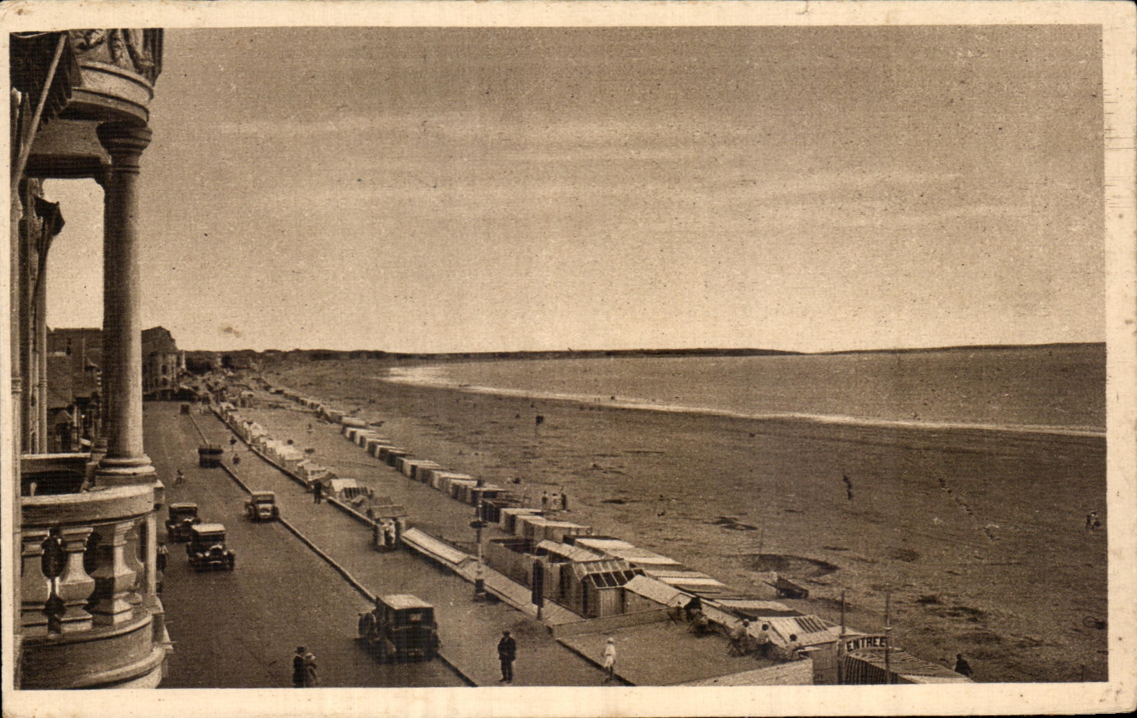 CPA La Baule sur Mer Vue generale de la Plage Dans le lointain la Pointe de Pornichet
