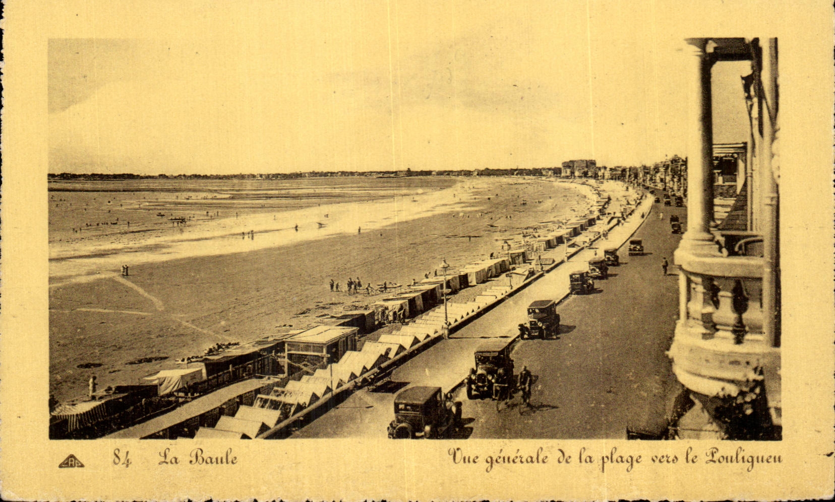 CPA La Baule Vue generale de la Plage ver le Pouliguen Automobiles