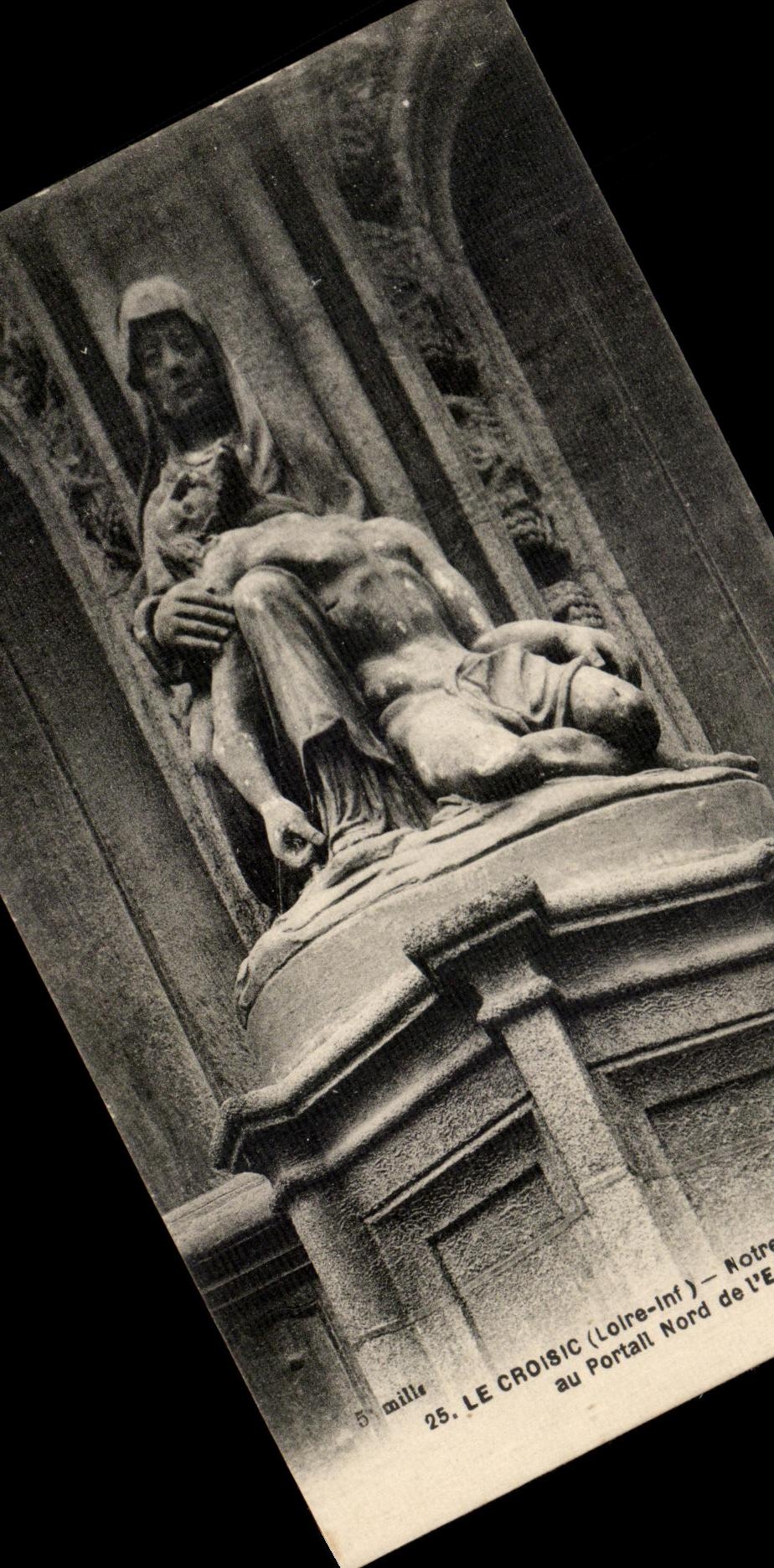 CPA Le Croisic Notre Dame de Pitie au portail nord de l eglise