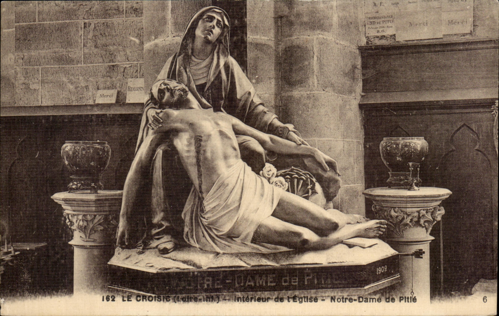 CPA Le Croisic Interieur de I Eglise Notre Dame de Pitie Christ