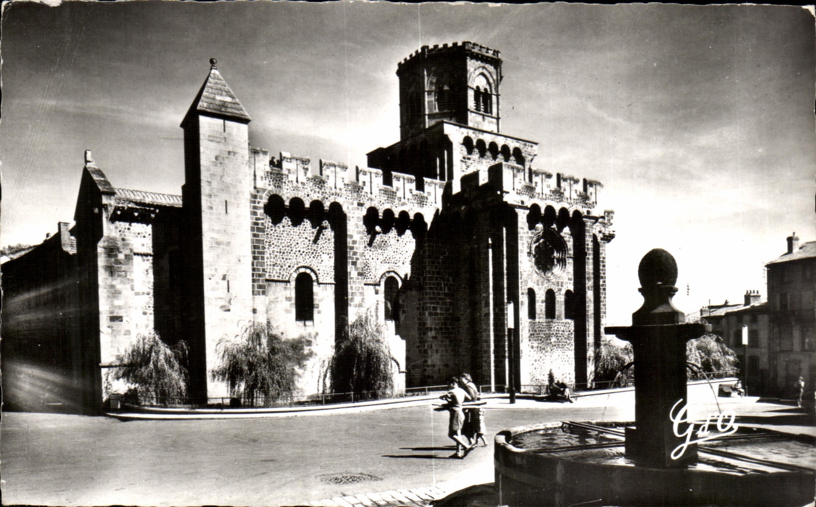 Royat — Église Saint-Léger — Façade méridionale — Édifice fortifié des XIe et XIIIe siècles — G. D'O. Olliergues