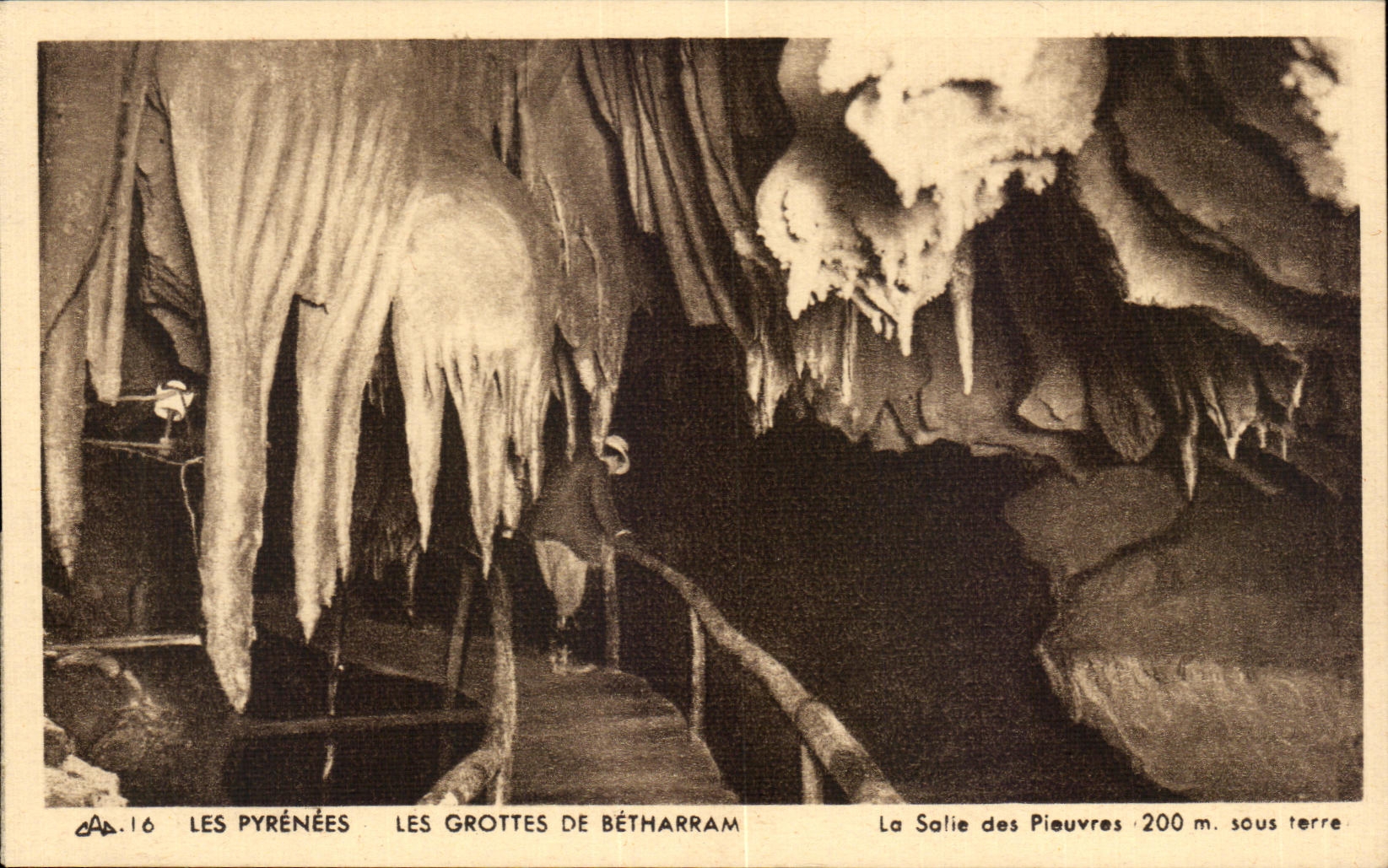 Les Pyrénées — Les Grottes de Bétharram — La Salle des Pieuvres, 200 m sous terre