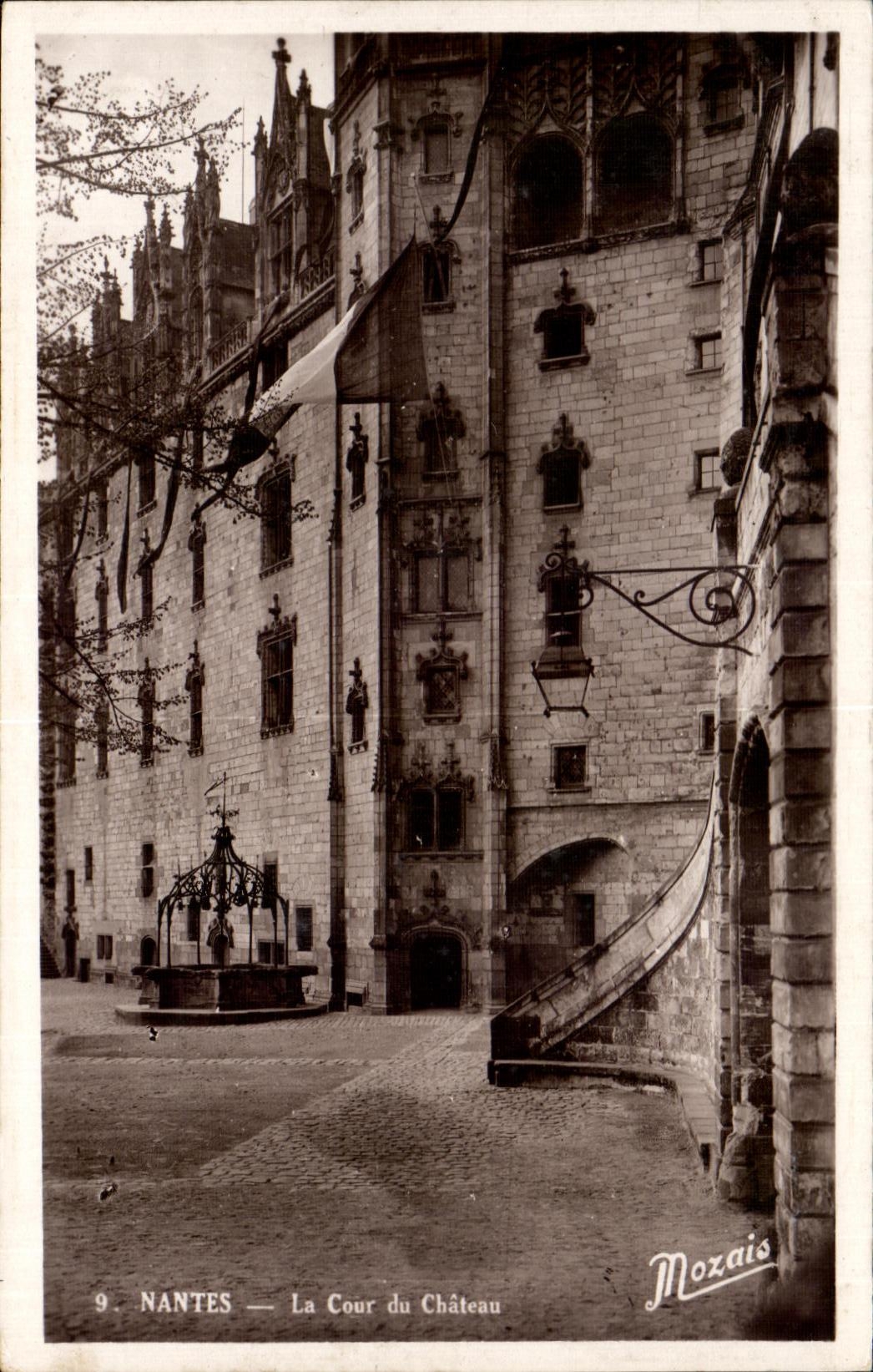 CPA Nantes La Cour du Chateau