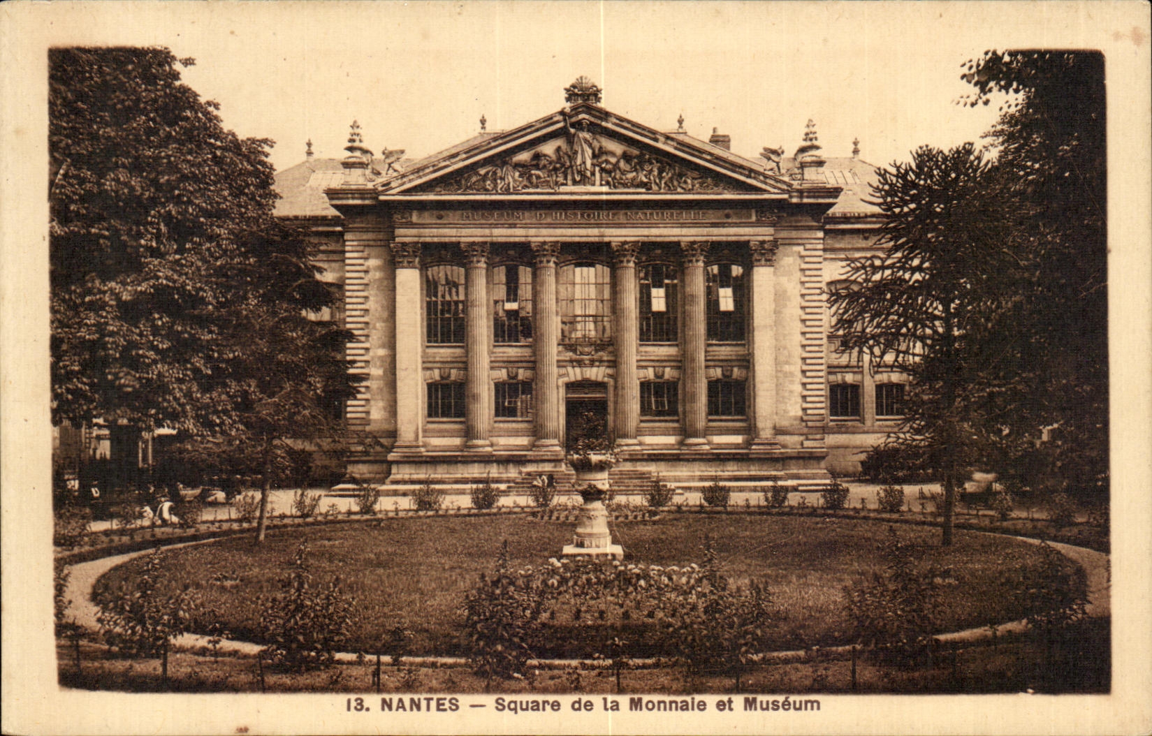 CPA Nantes Square de la Monnale et Museum